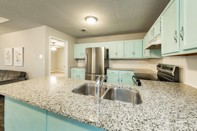 kitchen featuring sink, kitchen peninsula, ceiling fan, and appliances with stainless steel finishes