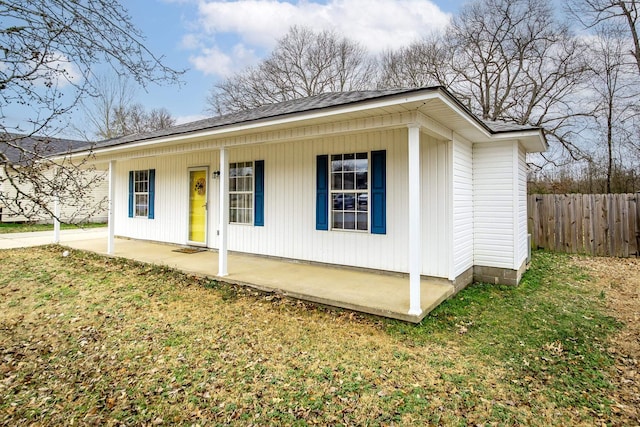 view of front of house featuring a porch and a front yard