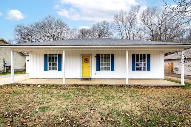 ranch-style home featuring a porch and a front yard