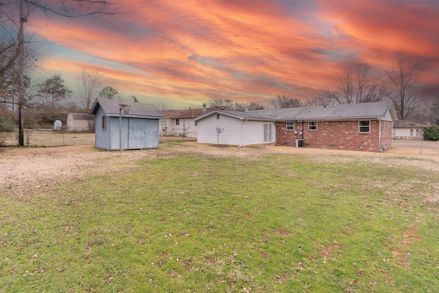 view of yard at dusk