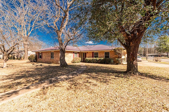 ranch-style home featuring a front lawn