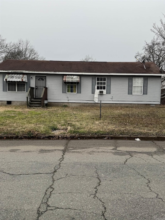 ranch-style home featuring a front lawn