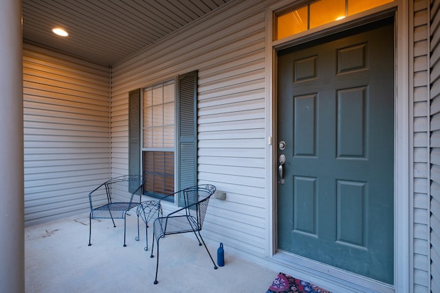 entrance to property featuring covered porch