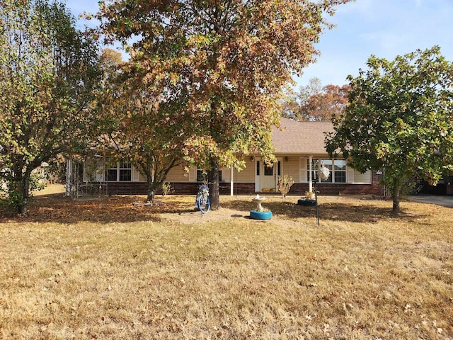 view of front of house with a front lawn