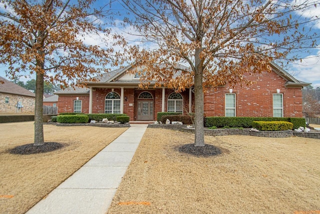 view of front of property featuring a front yard