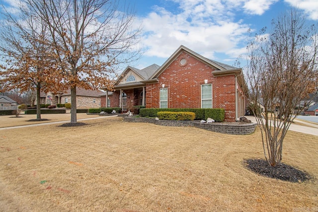 front facade featuring a front lawn