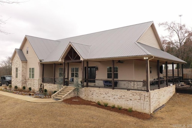 view of front of property featuring ceiling fan, a front yard, and covered porch