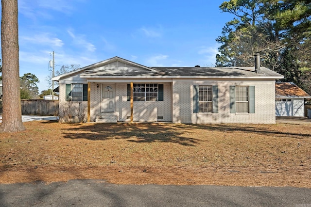 ranch-style home featuring a front lawn