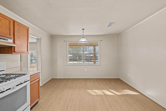 kitchen featuring hanging light fixtures, light hardwood / wood-style flooring, ornamental molding, and white range with gas stovetop