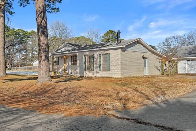 view of front of house featuring a front yard