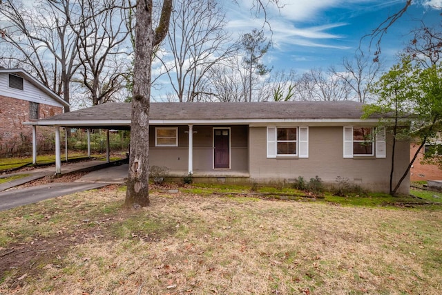 view of front facade with a carport, covered porch, and a front lawn