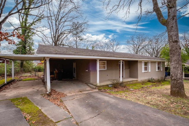 view of front of property featuring a carport