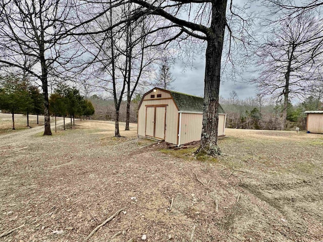 view of yard featuring a storage shed