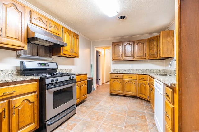 kitchen featuring visible vents, under cabinet range hood, a sink, gas range, and dishwasher