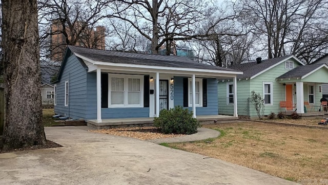 bungalow-style home featuring a front yard and covered porch