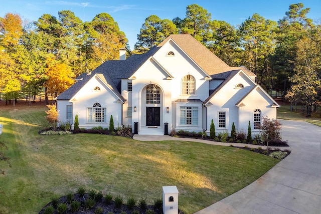 view of front facade featuring a front lawn