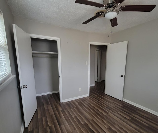 unfurnished bedroom featuring ceiling fan, a textured ceiling, dark hardwood / wood-style flooring, and a closet