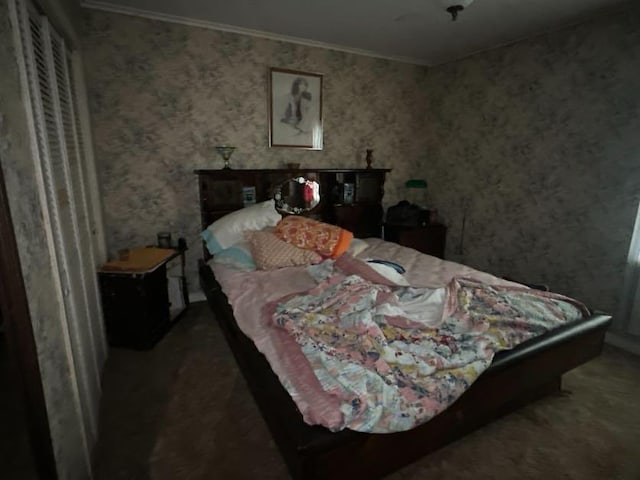 bedroom featuring crown molding and carpet