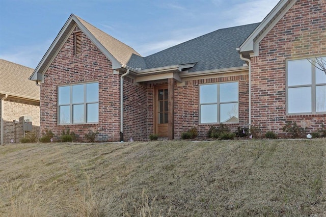 view of front of house with a front lawn