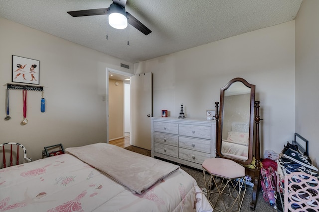 bedroom featuring ceiling fan and a textured ceiling