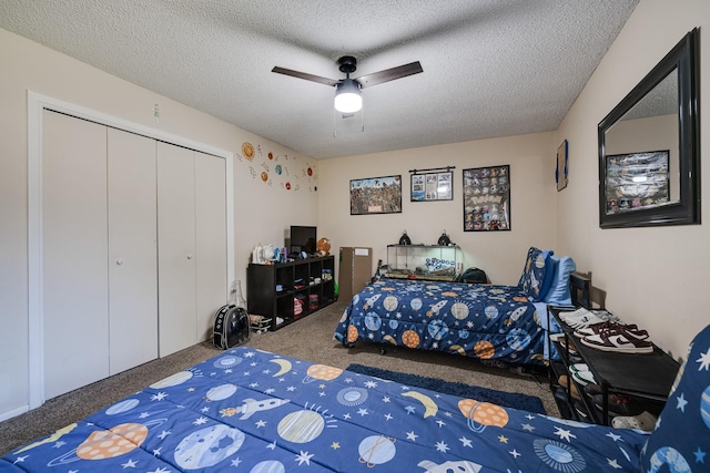 bedroom with ceiling fan, a closet, a textured ceiling, and carpet