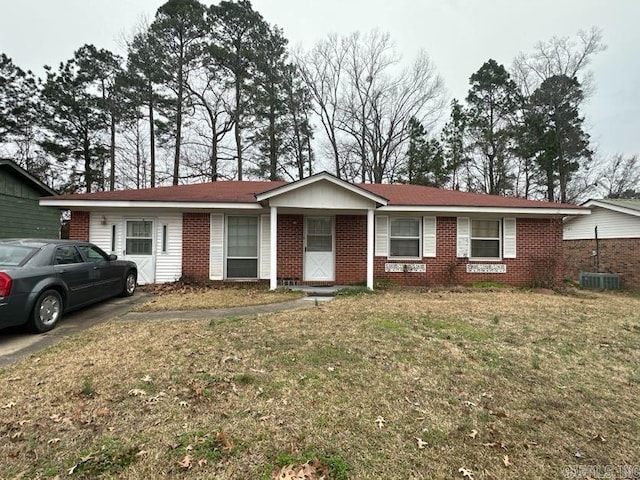 ranch-style home featuring a front lawn