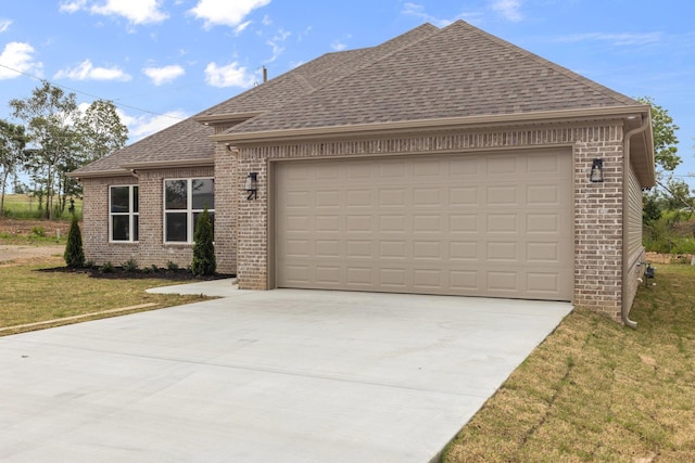 view of front of property featuring a garage and a front yard