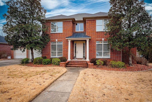 view of front of property featuring a front yard