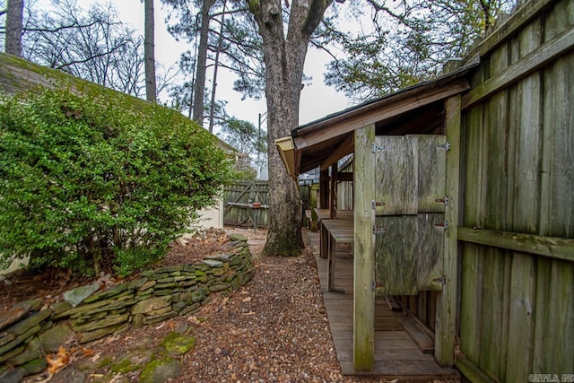 view of yard featuring an outbuilding