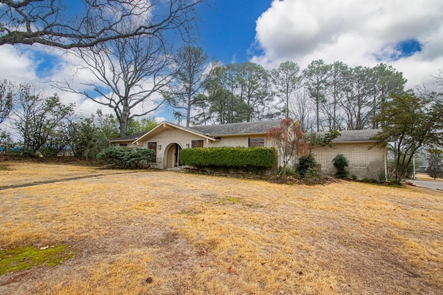 ranch-style house featuring a front lawn