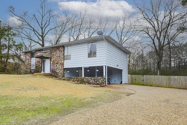 split foyer home featuring a front yard