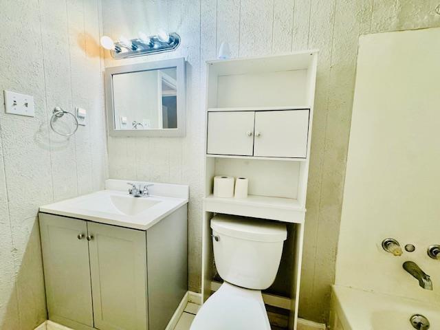 bathroom featuring vanity, toilet, and a bathtub