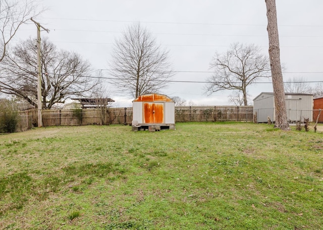 view of yard with a storage unit