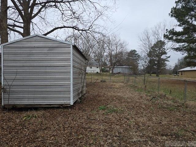 view of yard featuring a shed