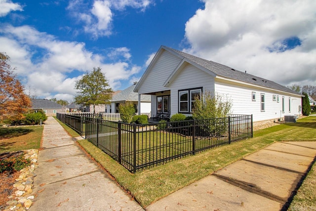 view of front of home featuring central AC unit and a front yard