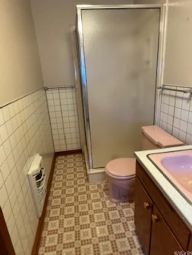 1985 Old Wire Rd, Camden, AR 71701 - bathroom with wainscoting, tile walls, a shower stall, and vanity