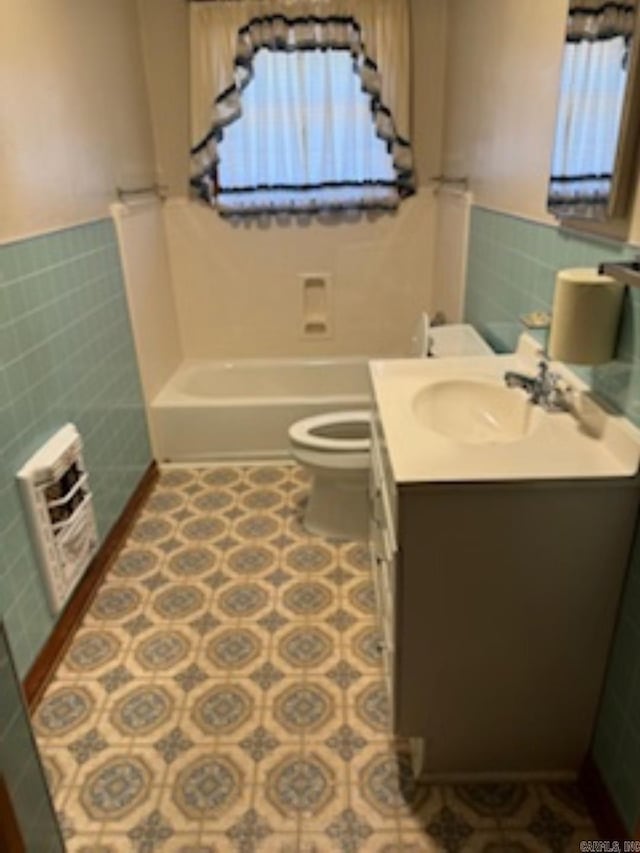 1985 Old Wire Rd, Camden, AR 71701 - full bath featuring plenty of natural light, tile walls, and vanity
