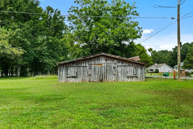 view of yard featuring an outbuilding