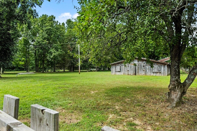 view of yard featuring an outbuilding