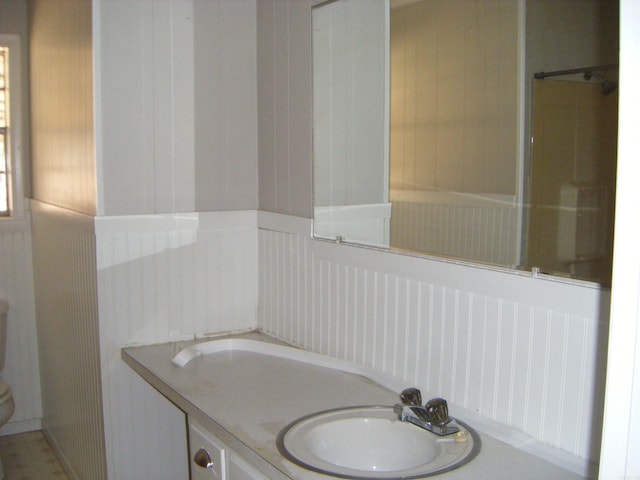 bathroom featuring toilet, a bathing tub, and sink