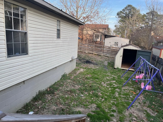 view of yard featuring a shed