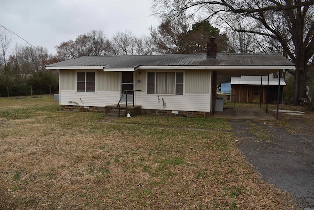 ranch-style home featuring a carport and a front lawn