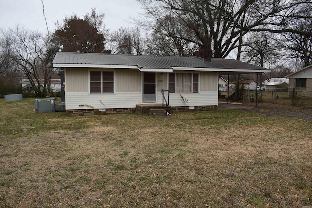 view of front facade featuring a front yard and a carport