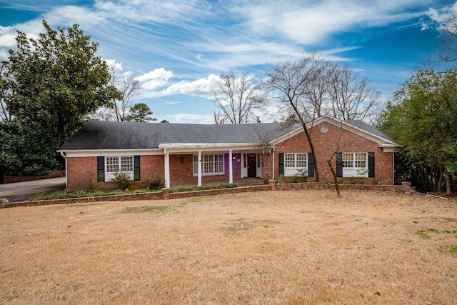 ranch-style house featuring a front lawn