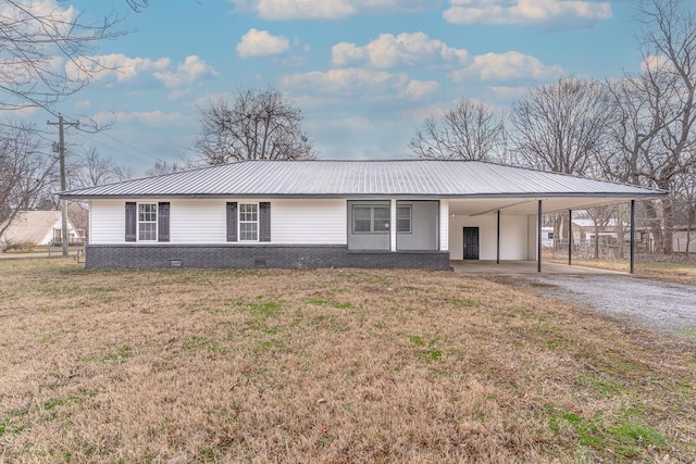 view of front of house featuring a carport and a front yard