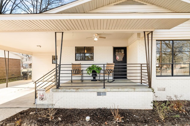 property entrance with ceiling fan and covered porch