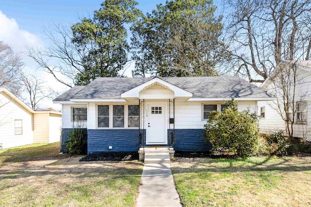 view of front of house featuring a front lawn