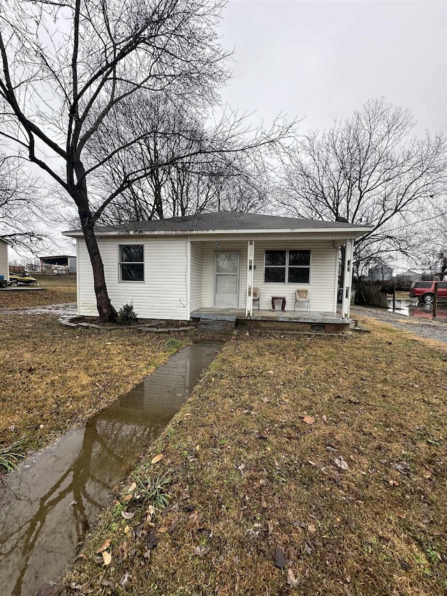 view of front of home featuring a porch and a front yard