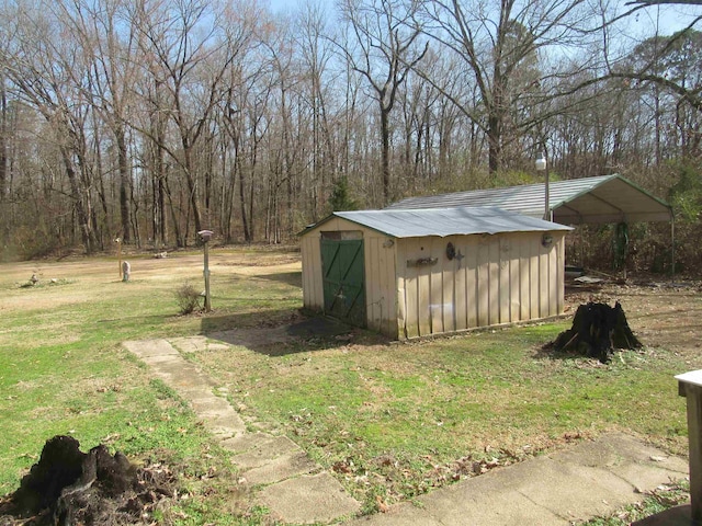 view of outbuilding with a carport and a lawn