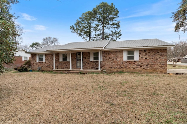 single story home featuring a porch and a front lawn